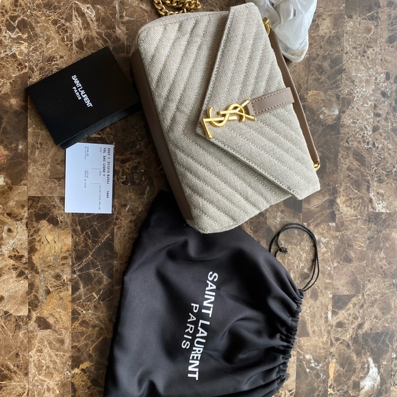 Canvas
Width 9.2in/23.5cm
Length 6.2in/16cm
Depth 2.3in/6cm
Detachable strap - Picture 5 of 8